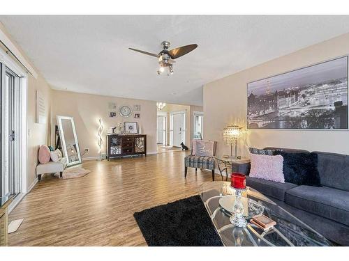 59 Ventura Road Ne, Calgary, AB - Indoor Photo Showing Living Room