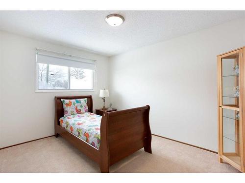 620 55 Street Se, Calgary, AB - Indoor Photo Showing Bedroom