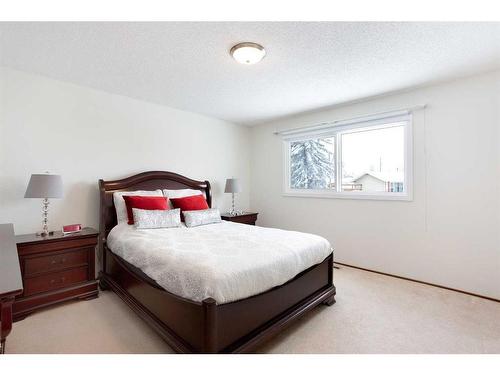 620 55 Street Se, Calgary, AB - Indoor Photo Showing Bedroom