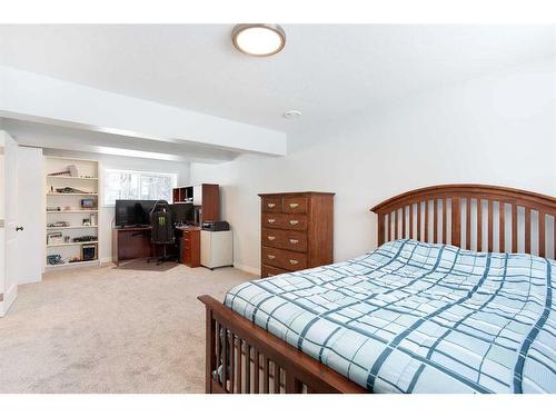 620 55 Street Se, Calgary, AB - Indoor Photo Showing Bedroom