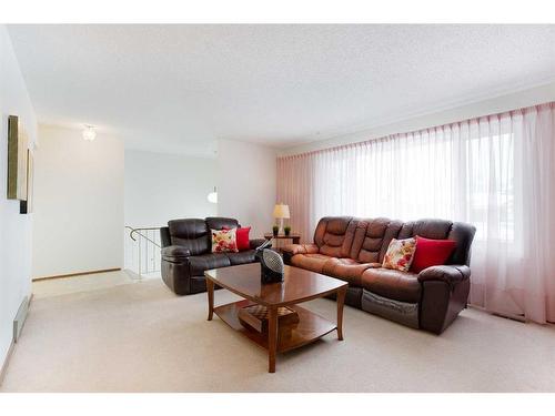 620 55 Street Se, Calgary, AB - Indoor Photo Showing Living Room