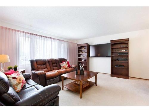 620 55 Street Se, Calgary, AB - Indoor Photo Showing Living Room