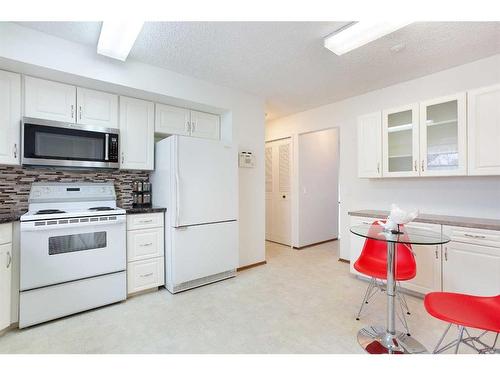 620 55 Street Se, Calgary, AB - Indoor Photo Showing Kitchen