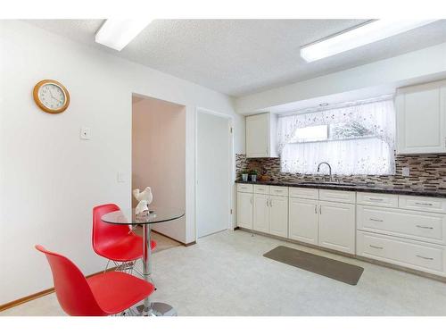 620 55 Street Se, Calgary, AB - Indoor Photo Showing Kitchen