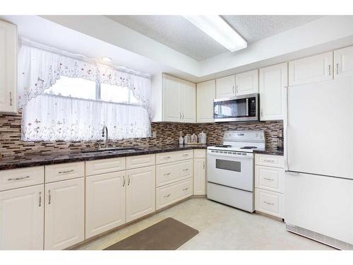 620 55 Street Se, Calgary, AB - Indoor Photo Showing Kitchen