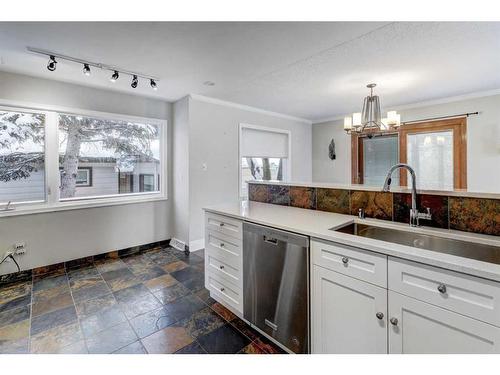 4236 Chippewa Road Nw, Calgary, AB - Indoor Photo Showing Kitchen