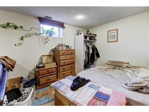 4236 Chippewa Road Nw, Calgary, AB - Indoor Photo Showing Bedroom