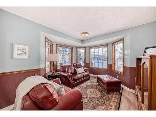 99 Hampshire Close Nw, Calgary, AB - Indoor Photo Showing Living Room