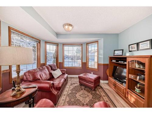 99 Hampshire Close Nw, Calgary, AB - Indoor Photo Showing Living Room