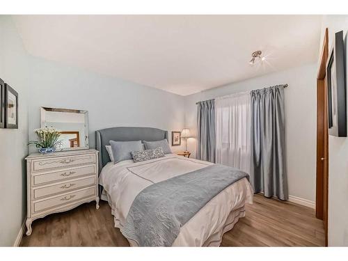 99 Hampshire Close Nw, Calgary, AB - Indoor Photo Showing Bedroom