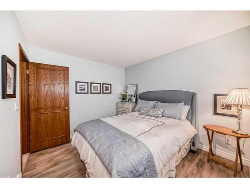 99 Hampshire Close Nw, Calgary, AB - Indoor Photo Showing Bedroom