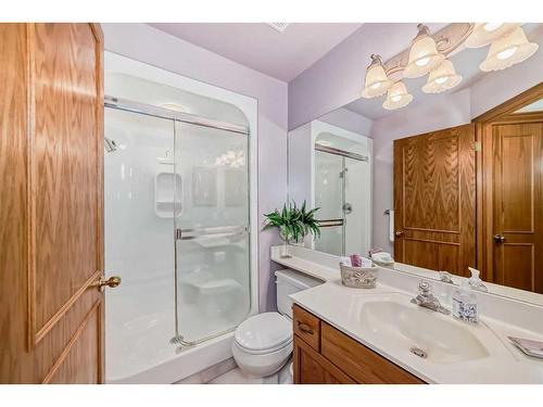 99 Hampshire Close Nw, Calgary, AB - Indoor Photo Showing Bathroom