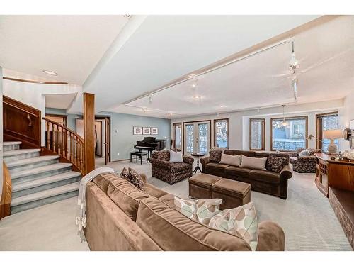 99 Hampshire Close Nw, Calgary, AB - Indoor Photo Showing Living Room