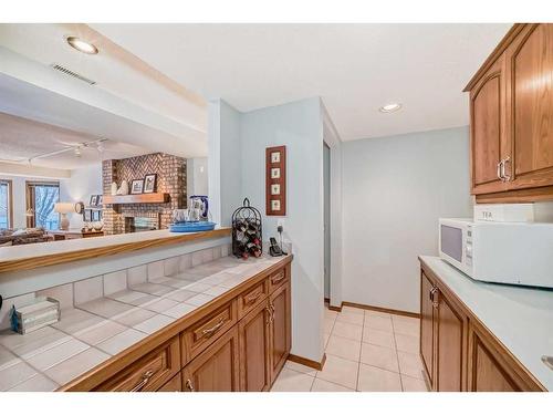 99 Hampshire Close Nw, Calgary, AB - Indoor Photo Showing Kitchen