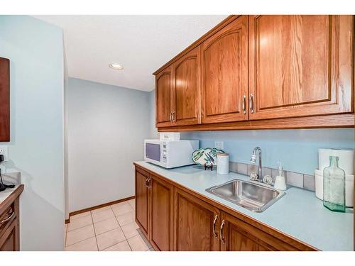 99 Hampshire Close Nw, Calgary, AB - Indoor Photo Showing Kitchen