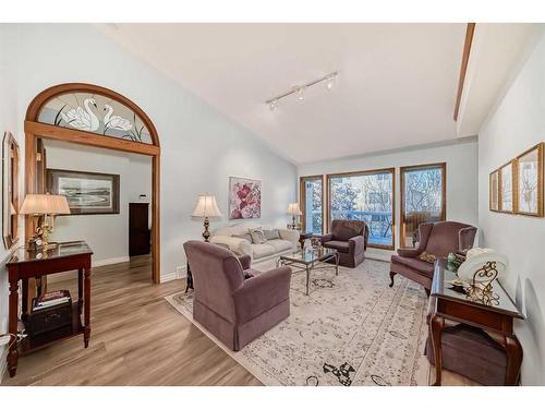 99 Hampshire Close Nw, Calgary, AB - Indoor Photo Showing Living Room