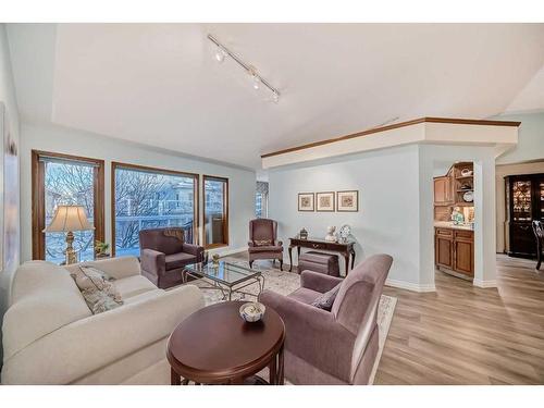 99 Hampshire Close Nw, Calgary, AB - Indoor Photo Showing Living Room