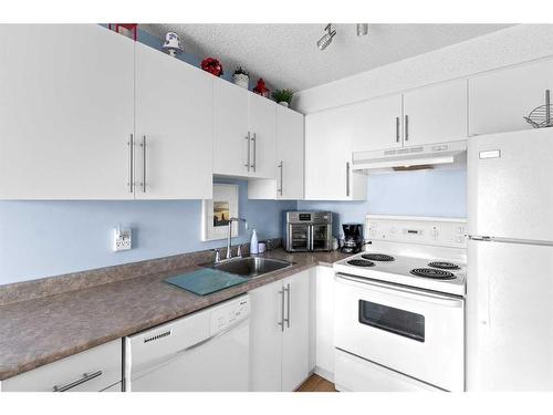 3420-1620 70 Street Se, Calgary, AB - Indoor Photo Showing Kitchen