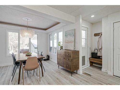 8460 61 Avenue Nw, Calgary, AB - Indoor Photo Showing Dining Room