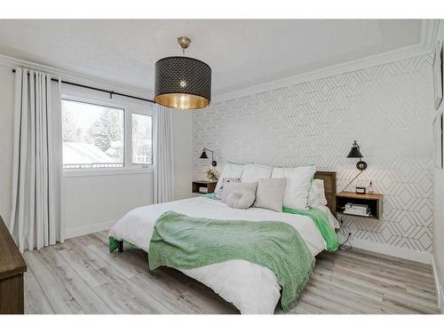 8460 61 Avenue Nw, Calgary, AB - Indoor Photo Showing Bedroom