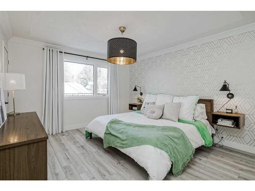 8460 61 Avenue Nw, Calgary, AB - Indoor Photo Showing Bedroom