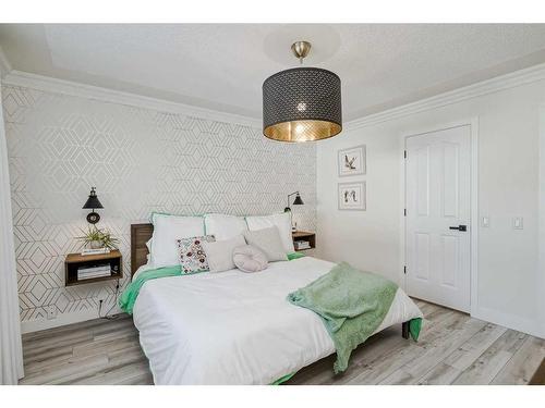 8460 61 Avenue Nw, Calgary, AB - Indoor Photo Showing Bedroom