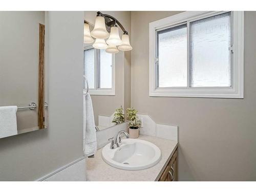 8460 61 Avenue Nw, Calgary, AB - Indoor Photo Showing Bathroom