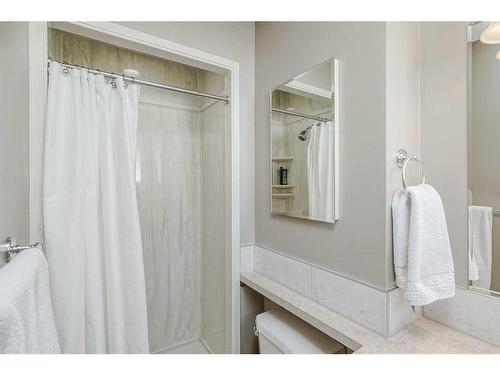 8460 61 Avenue Nw, Calgary, AB - Indoor Photo Showing Bathroom