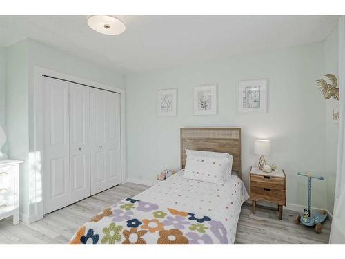 8460 61 Avenue Nw, Calgary, AB - Indoor Photo Showing Bedroom