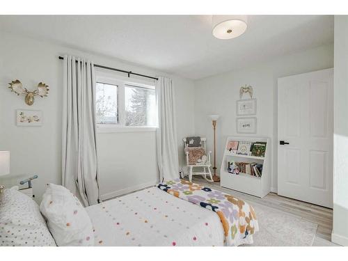 8460 61 Avenue Nw, Calgary, AB - Indoor Photo Showing Bedroom