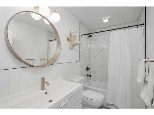 8460 61 Avenue Nw, Calgary, AB - Indoor Photo Showing Bathroom