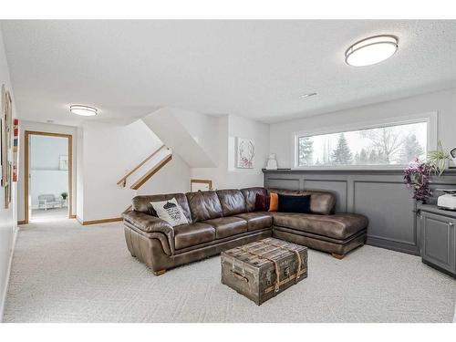 8460 61 Avenue Nw, Calgary, AB - Indoor Photo Showing Living Room