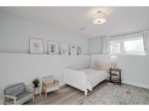 8460 61 Avenue Nw, Calgary, AB - Indoor Photo Showing Bedroom