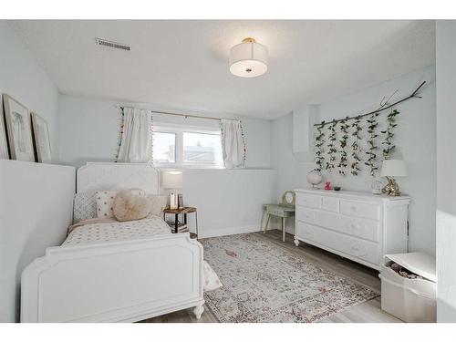 8460 61 Avenue Nw, Calgary, AB - Indoor Photo Showing Bedroom