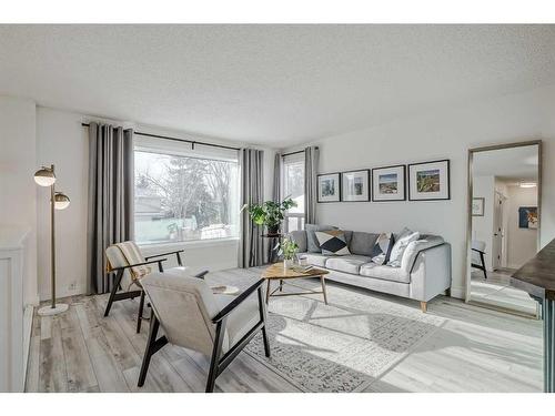 8460 61 Avenue Nw, Calgary, AB - Indoor Photo Showing Living Room