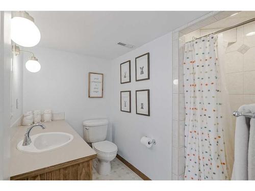 8460 61 Avenue Nw, Calgary, AB - Indoor Photo Showing Bathroom