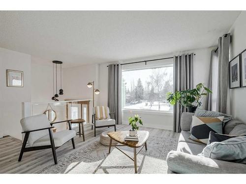 8460 61 Avenue Nw, Calgary, AB - Indoor Photo Showing Living Room