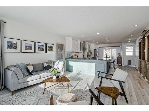 8460 61 Avenue Nw, Calgary, AB - Indoor Photo Showing Living Room