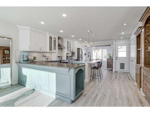 8460 61 Avenue Nw, Calgary, AB - Indoor Photo Showing Kitchen With Upgraded Kitchen