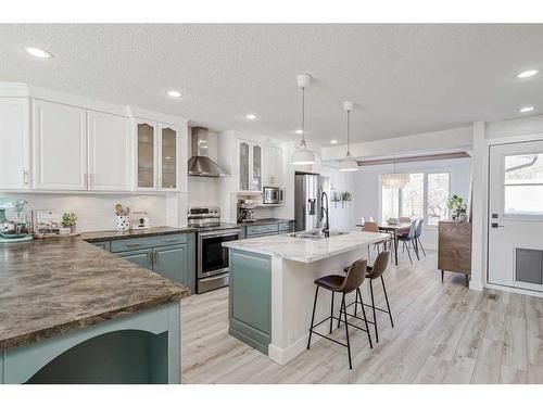 8460 61 Avenue Nw, Calgary, AB - Indoor Photo Showing Kitchen With Upgraded Kitchen