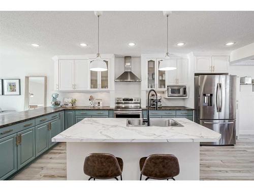 8460 61 Avenue Nw, Calgary, AB - Indoor Photo Showing Kitchen With Stainless Steel Kitchen With Upgraded Kitchen