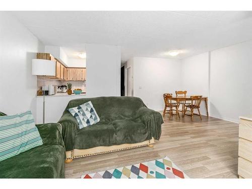 108-2200 Woodview Drive Sw, Calgary, AB - Indoor Photo Showing Living Room