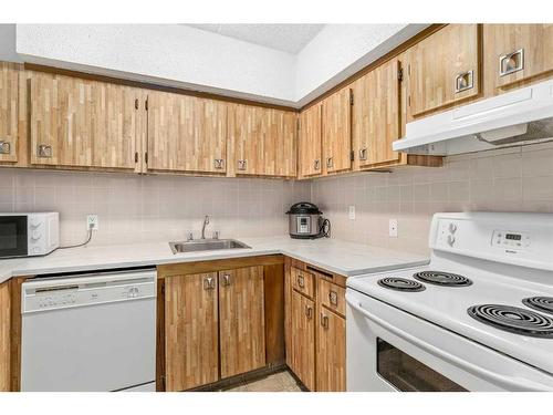 108-2200 Woodview Drive Sw, Calgary, AB - Indoor Photo Showing Kitchen