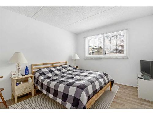 108-2200 Woodview Drive Sw, Calgary, AB - Indoor Photo Showing Bedroom