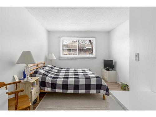 108-2200 Woodview Drive Sw, Calgary, AB - Indoor Photo Showing Bedroom