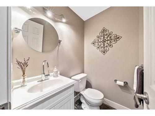 27 Deermoss Bay Se, Calgary, AB - Indoor Photo Showing Bathroom