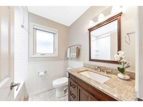 27 Deermoss Bay Se, Calgary, AB - Indoor Photo Showing Bathroom