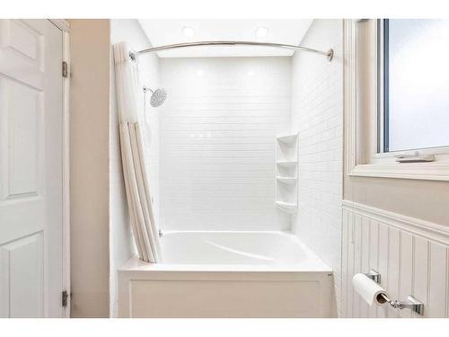 27 Deermoss Bay Se, Calgary, AB - Indoor Photo Showing Bathroom