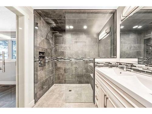 27 Deermoss Bay Se, Calgary, AB - Indoor Photo Showing Bathroom