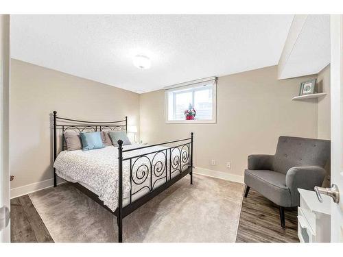 27 Deermoss Bay Se, Calgary, AB - Indoor Photo Showing Bedroom